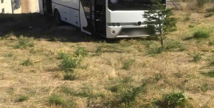 Başkentte servis kazasını rögar kapağı engelledi