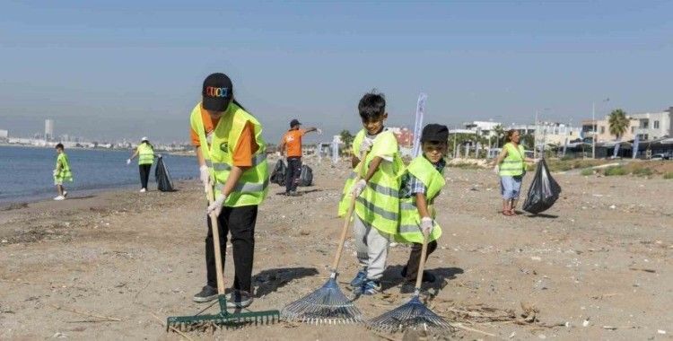 Mersin’de Karaduvar sahilinde temizlik çalışması yapıldı