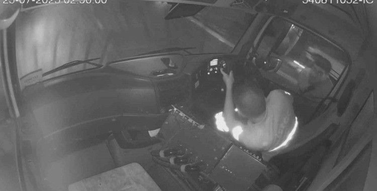 İstanbul’da temizlik personeli dehşeti kamerada: Belediye aracıyla vatandaşı ezdi
