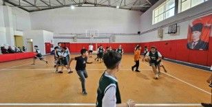 Sinan Güler ve Muratcan Güler’den Adana’daki öğrencilere basketbol kursu
