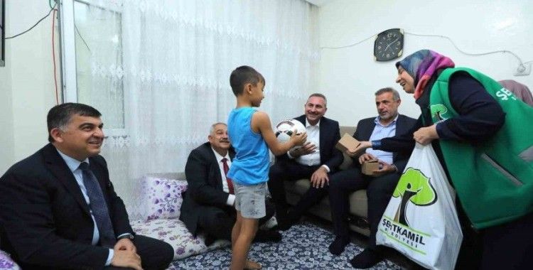 Gül ve Fadıloğlu yetim çocuklarla bir araya geldi