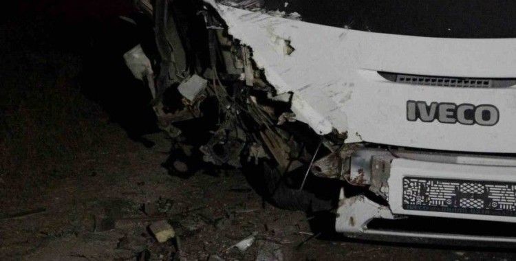 İşçi servisi ile otomobil çarpıştı: 13 Yaralı
