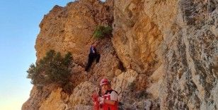 Kayalıklarda mahsur kalan kişi kurtarıldı
