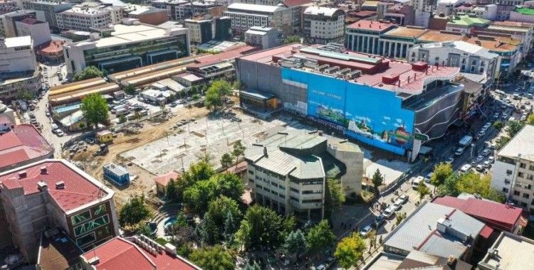 Kent meydanı açılışa hazırlanıyor
