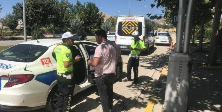 Ergani’de polis ekipleri servis şoförlerini denetledi
