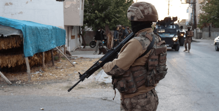 İzmir'de DEAŞ operasyonu: Patlayıcı ve silah ele geçirildi