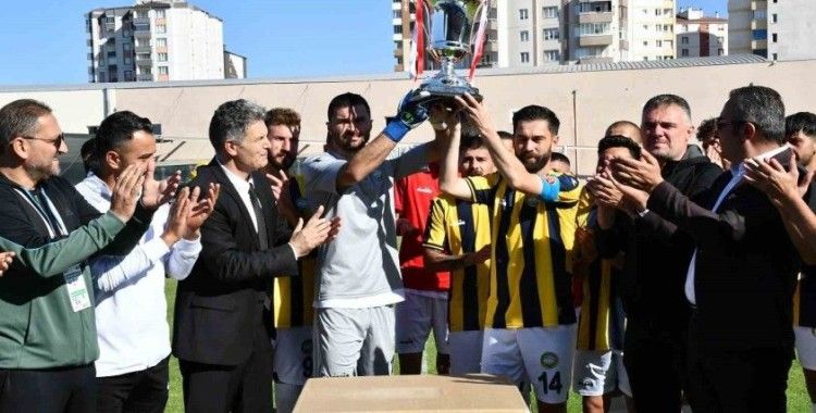 Talasgücü Belediyespor kupasına kavuştu
