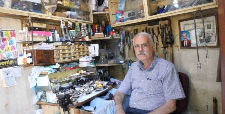 (ÖZEL) Dededen toruna 4 kuşaktır saat tamir ediyorlar
