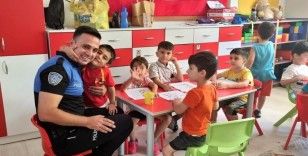 Toplum destekli polisler öğrencileri yalnız bırakmadı
