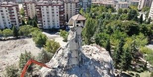 Depremin en dikkat çeken görüntüsü Elazığ’dan: 8 katlı bina yıkıldı, çatısı tek kolon üzerinde kaldı
