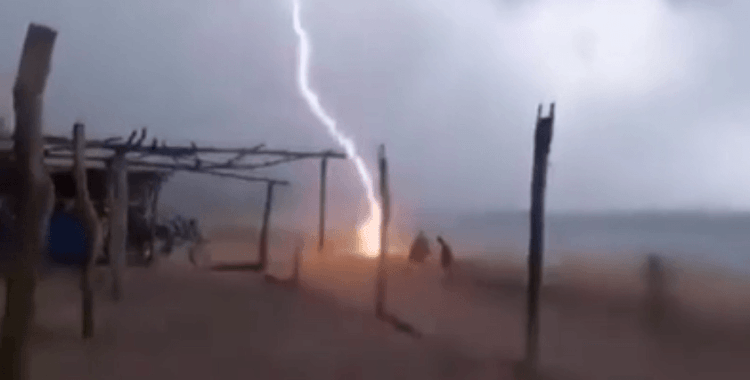 Meksika’da sahildekilerin üzerine yıldırım düştü: 2 ölü
