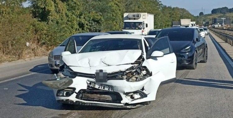 Bursa'da iki otomobil çarpıştı: 7 kişi yaralandı