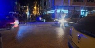 Çarpışan otomobiller markete girdi: 2 yaralı