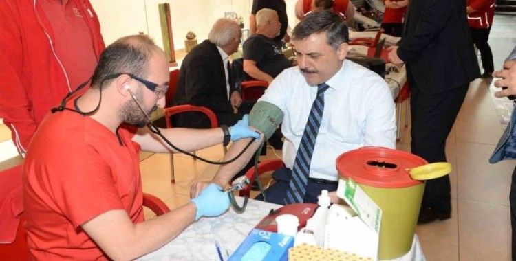 Vali Çiftçi’ye altın madalya
