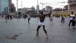 Taksim’de gösteri yapan Kamerunlu jimnastikçiye yoğun ilgi
