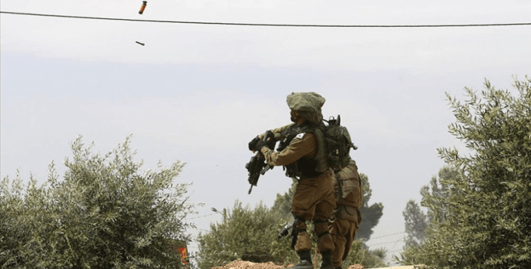 İsrail güçleri, Batı Şeria'da bir okula göz yaşartıcı gaz bombası attı