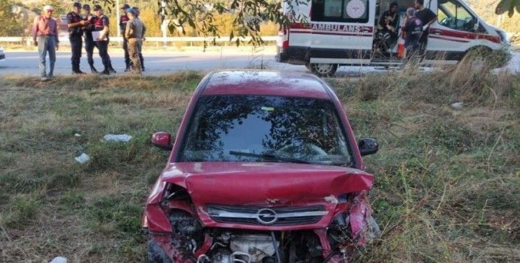 Kontrolden çıkan otomobil tarlaya girdi: 2 yaralı