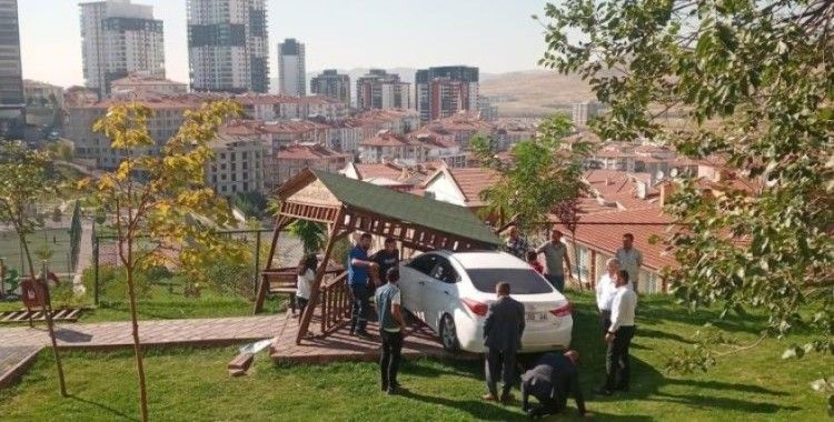 El freni çekilmeyen araç çardağa çarptı: 2 yaralı
