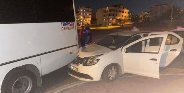 Otomobil ile servis minibüsü çarpıştı: 1 yaralı