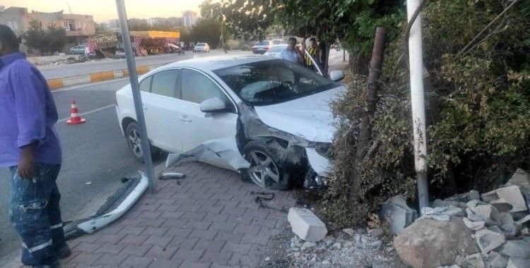 Kontrolden çıkan otomobil kaldırıma çıktı: 3 yaralı