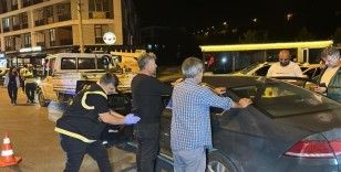 Sahte görevli kartını polis ekipleri ele geçirdi