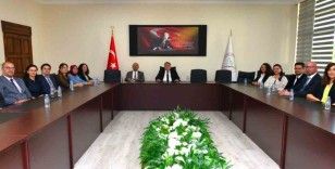 Rektör Özölçer’den SCOFOLA’23 Organizasyon Komitesi üyelerine plaket takdim etti
