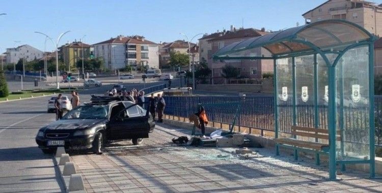 Karaman'da faciadan dönüldü: Otomobil, otobüs durağına çarparak takla attı