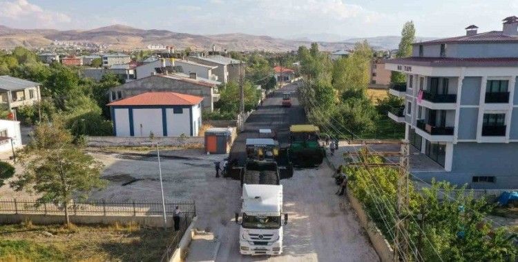 Edremit’te asfalt çalışmalarını sürdürüyor
