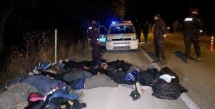 Polisin "dur" ihtarına uymayan göçmen kaçakçıları kaza yaptı, 9 göçmen yakalandı
