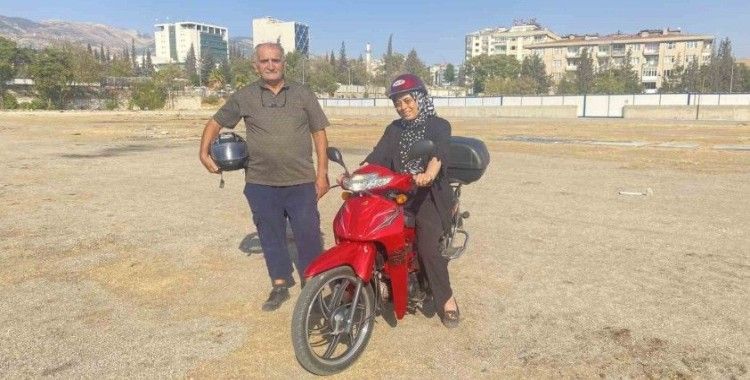 Boş kalan stadyum alanı acemi sürücülerin pisti oldu
