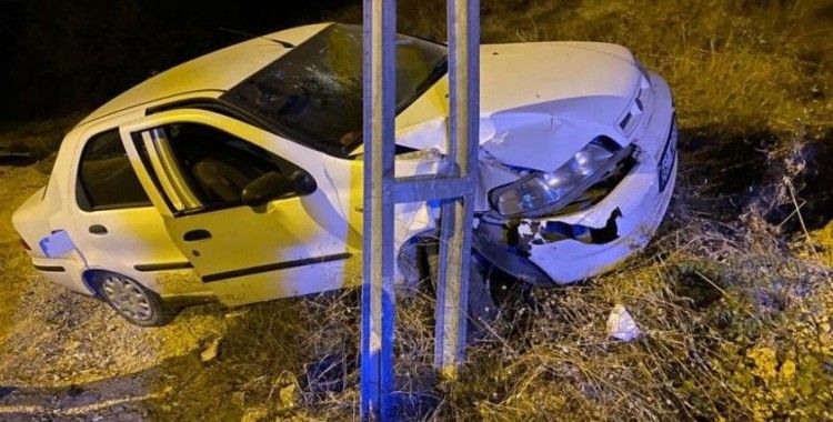 Yoldan çıkan otomobil elektrik direğine çarptı: 2 yaralı