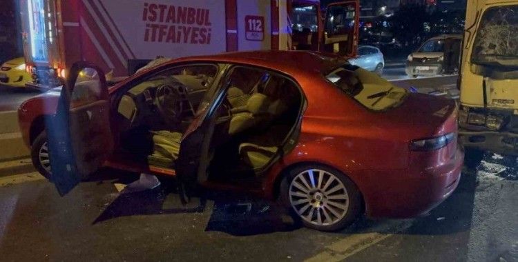 Bakırköy’de kontrolden çıkan otomobil kamyonete çarptı: 1 yaralı
