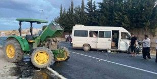 Minibüs ile traktör çarpıştı: 5 yaralı
