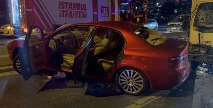 Bakırköy'de kontrolden çıkan otomobil kamyonete çarptı: 1 yaralı
