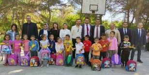 Okula  yeni başlayan miniklere okul çantası hediye edildi
