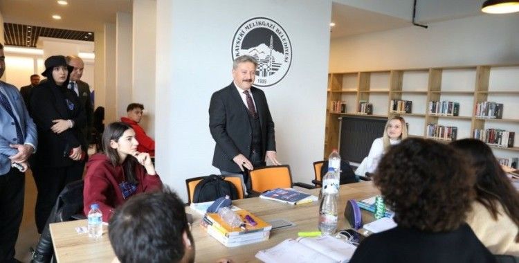 Melikgazi’de gençlerin bilgi yolculuğundaki rehberi: Akıl küpü kütüphaneleri
