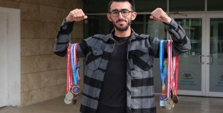 Engelleri yıkan gencin 10 parmağında 10 marifet
