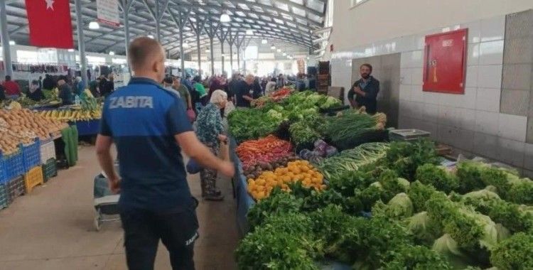 Amasya’da zabıta ekiplerinden pazarda etiket denetimi
