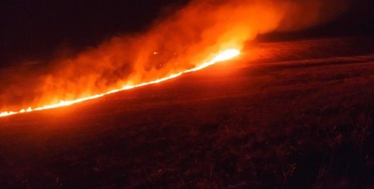 Sivas'ta otluk alanda çıkan yangın büyümeye devam ediyor