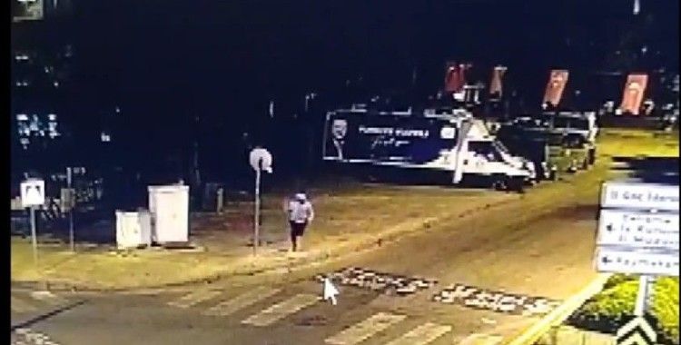 Muğla AK Parti binasına gerçekleştirilen saldırı anı güvenlik kamerasına yansıdı
