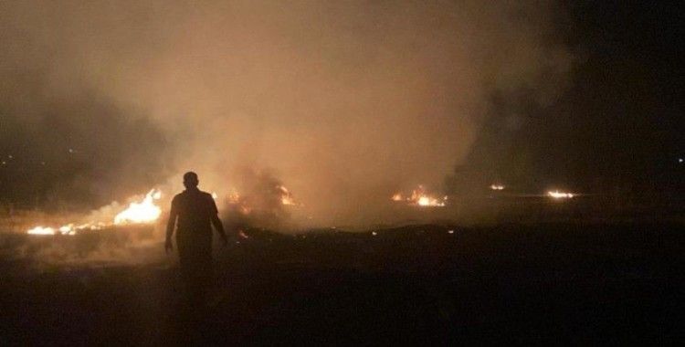 Otluk arazide çıkan yangın geceyi aydınlattı