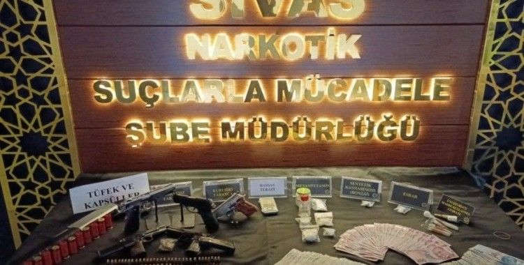 Sivas’ta uyuşturucu operasyonları, binlerce lira ele geçirildi
