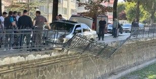 Virajı alamayan otomobil, dere kenarında korkuluklarda asılı kaldı