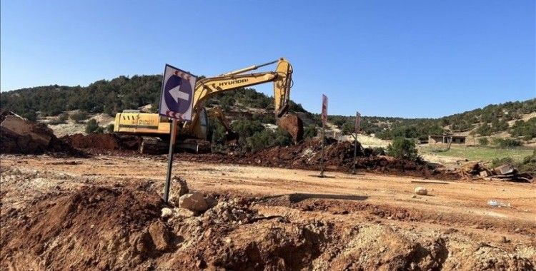 Libya'da selin ikiye böldüğü Derne'de geçici köprü inşa ediliyor