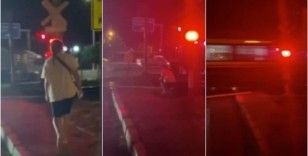 Aydın'da bir gencin rayların üzerine düşen bariyeri trenin önünden çektiği anlar kamerada