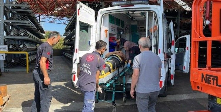Fabrikanın çatısından düşen işçi yaralandı