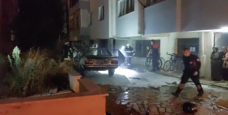 Park halindeki otomobil alev topuna döndü