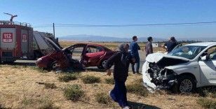 İl Özel İdaresine ait arazi aracıyla otomobilin karıştığı kazada 5 kişi yaralandı
