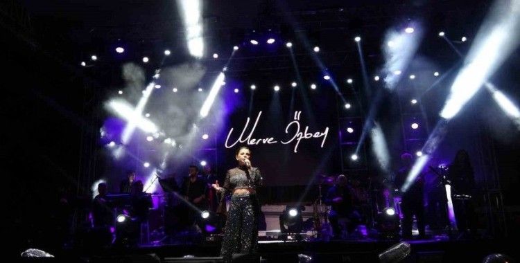 Ezine’de Merve Özbey rüzgarı esti
