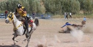 Nefeslerin tutulduğu Türkiye Cirit Şampiyonasında 3 sporcu attan düştü
